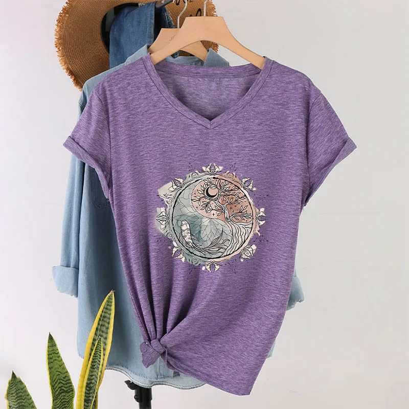 Olivenorma T-Shirt mit aufwendigem Yin-Yang-Naturdesign mit Baum und Koi (V-Ausschnitt)