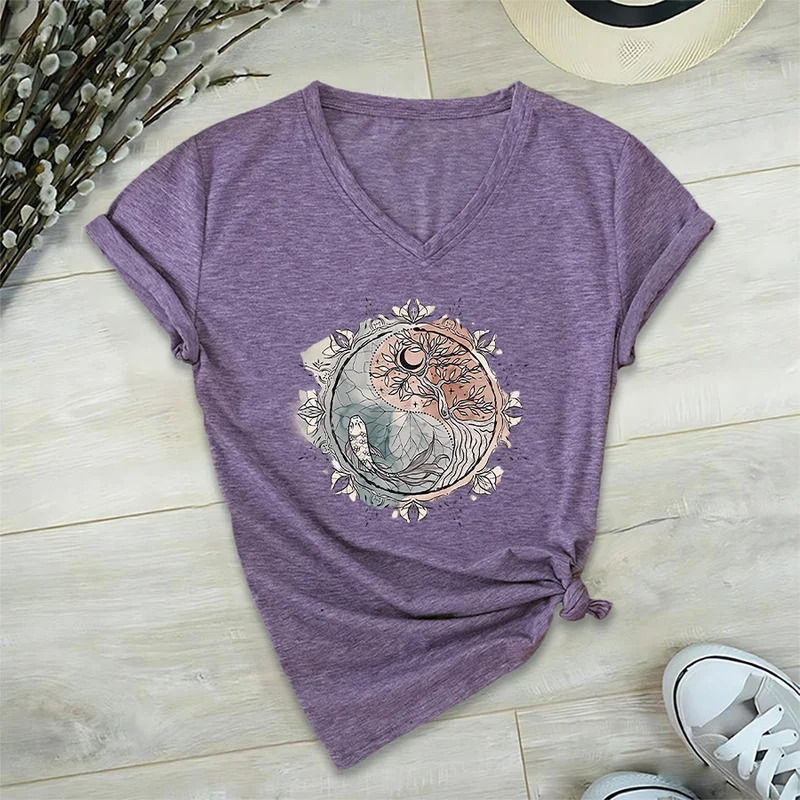Olivenorma T-Shirt mit aufwendigem Yin-Yang-Naturdesign mit Baum und Koi (V-Ausschnitt)