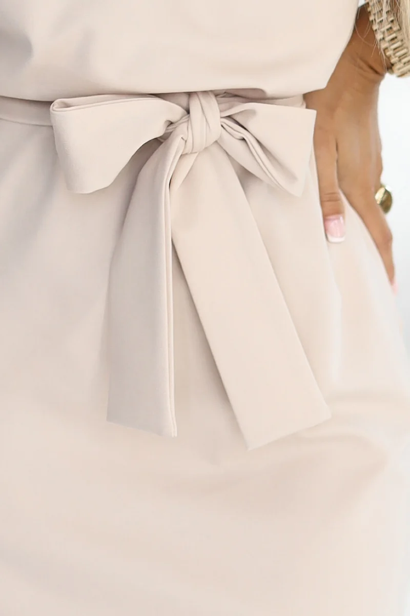 Bleistiftkleid mit asymmetrischem Rock und Gürtel
