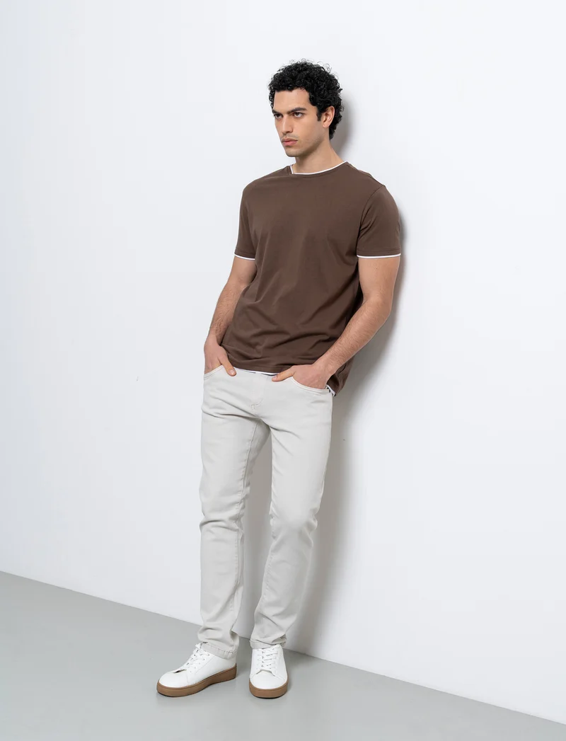 T-shirt in cotone con orli a contrasto da uomo - Moro