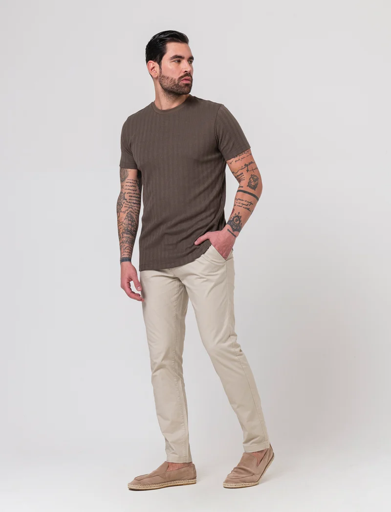 Pantaloni chino slim fit tessuto operato da uomo - Sabbia
