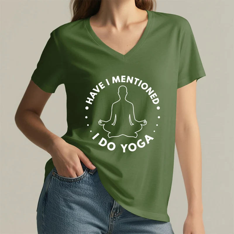 Olivenorma Habe ich schon erwähnt, dass ich Yoga mache? – T-Shirt mit kreisförmiger Meditationsfigur und Grafik auf dem Damen-V-Ausschnitt
