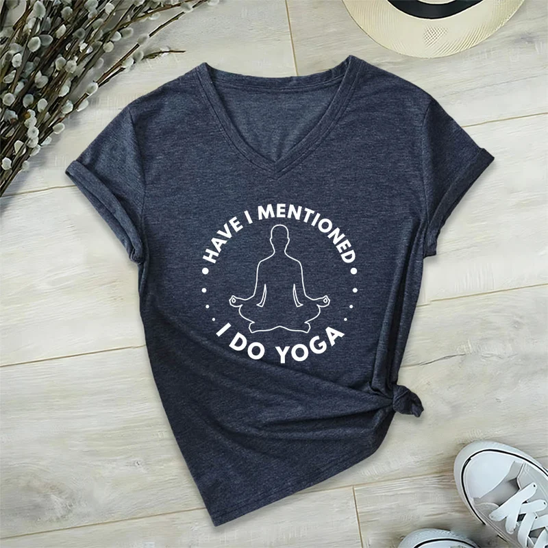 Olivenorma Habe ich schon erwähnt, dass ich Yoga mache? – T-Shirt mit kreisförmiger Meditationsfigur und Grafik auf dem Damen-V-Ausschnitt