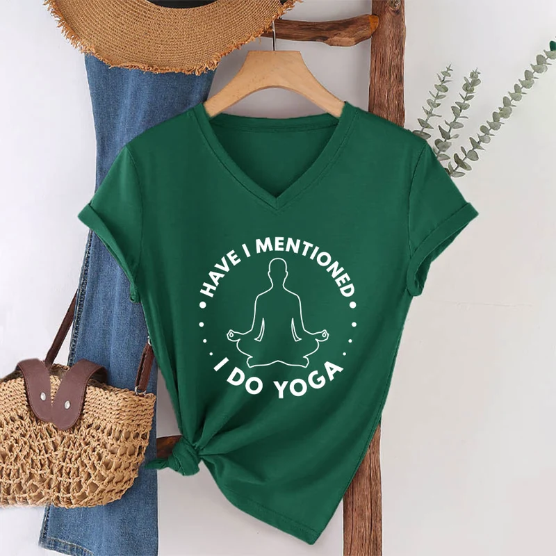 Olivenorma Habe ich schon erwähnt, dass ich Yoga mache? – T-Shirt mit kreisförmiger Meditationsfigur und Grafik auf dem Damen-V-Ausschnitt