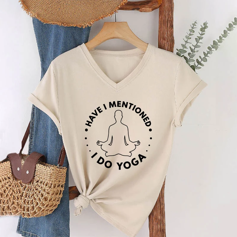 Olivenorma Habe ich schon erwähnt, dass ich Yoga mache? – T-Shirt mit kreisförmiger Meditationsfigur und Grafik auf dem Damen-V-Ausschnitt