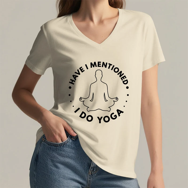 Olivenorma Habe ich schon erwähnt, dass ich Yoga mache? – T-Shirt mit kreisförmiger Meditationsfigur und Grafik auf dem Damen-V-Ausschnitt
