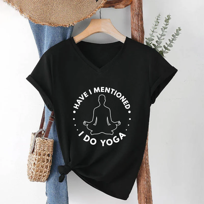 Olivenorma Habe ich schon erwähnt, dass ich Yoga mache? – T-Shirt mit kreisförmiger Meditationsfigur und Grafik auf dem Damen-V-Ausschnitt