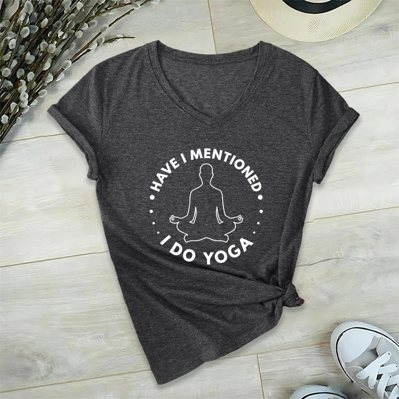 Olivenorma Habe ich schon erwähnt, dass ich Yoga mache? – T-Shirt mit kreisförmiger Meditationsfigur und Grafik auf dem Damen-V-Ausschnitt