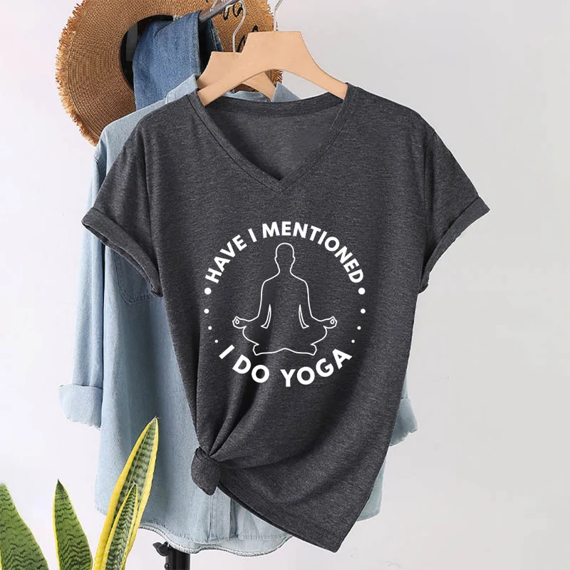 Olivenorma Habe ich schon erwähnt, dass ich Yoga mache? – T-Shirt mit kreisförmiger Meditationsfigur und Grafik auf dem Damen-V-Ausschnitt