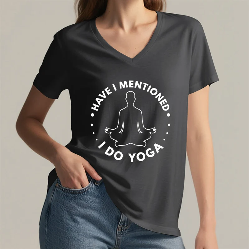 Olivenorma Habe ich schon erwähnt, dass ich Yoga mache? – T-Shirt mit kreisförmiger Meditationsfigur und Grafik auf dem Damen-V-Ausschnitt