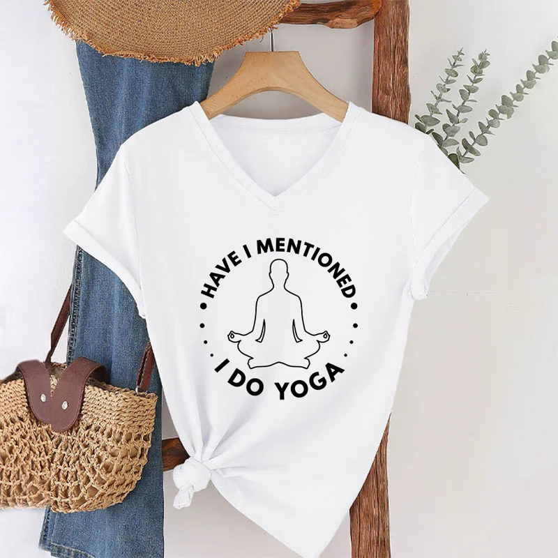 Olivenorma Habe ich schon erwähnt, dass ich Yoga mache? – T-Shirt mit kreisförmiger Meditationsfigur und Grafik auf dem Damen-V-Ausschnitt