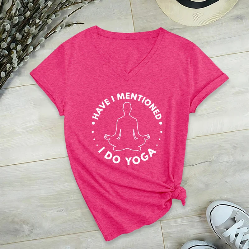 Olivenorma Habe ich schon erwähnt, dass ich Yoga mache? – T-Shirt mit kreisförmiger Meditationsfigur und Grafik auf dem Damen-V-Ausschnitt