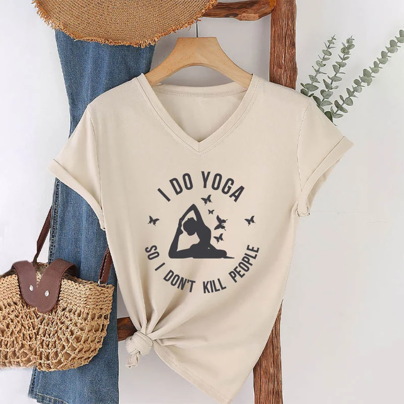 Olivenorma Lustiges Damen-T-Shirt mit V-Ausschnitt und Schmetterlings-Halbmond-Textgrafik „Ich mache Yoga“