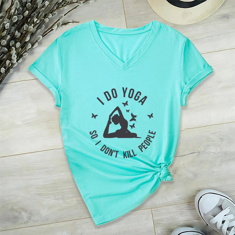 Olivenorma Lustiges Damen-T-Shirt mit V-Ausschnitt und Schmetterlings-Halbmond-Textgrafik „Ich mache Yoga“