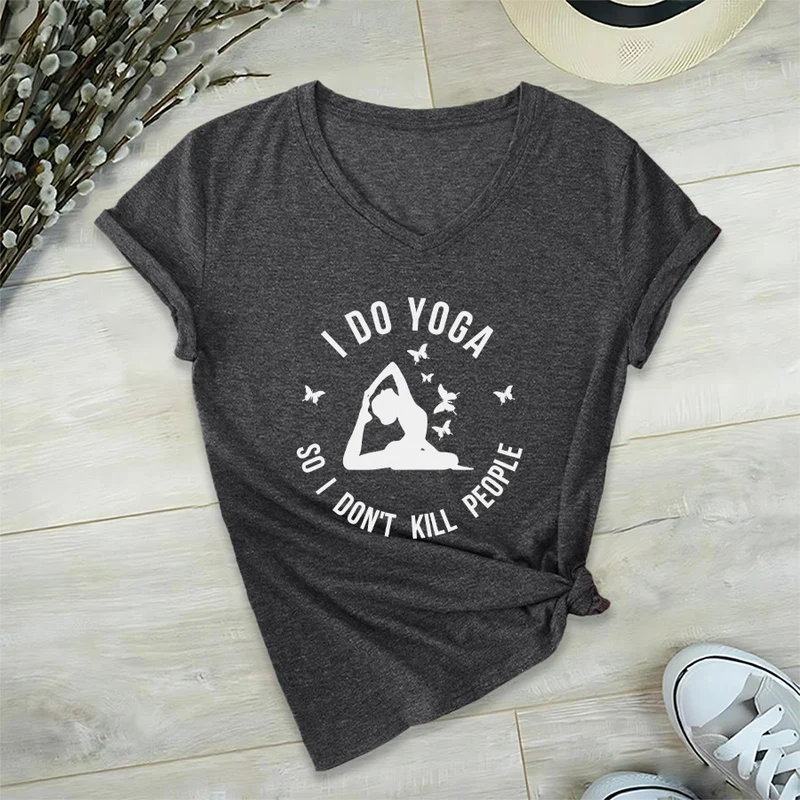 Olivenorma Lustiges Damen-T-Shirt mit V-Ausschnitt und Schmetterlings-Halbmond-Textgrafik „Ich mache Yoga“