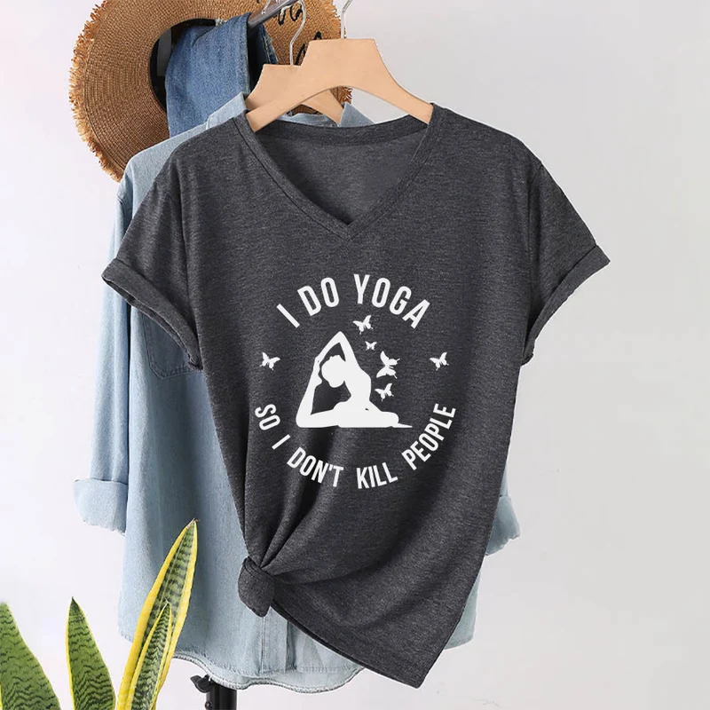 Olivenorma Lustiges Damen-T-Shirt mit V-Ausschnitt und Schmetterlings-Halbmond-Textgrafik „Ich mache Yoga“