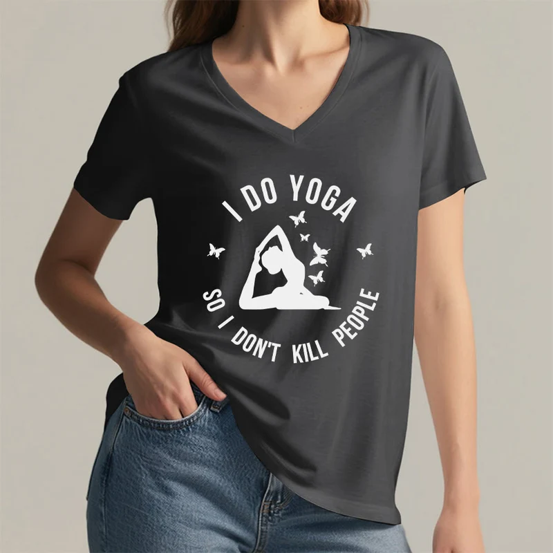 Olivenorma Lustiges Damen-T-Shirt mit V-Ausschnitt und Schmetterlings-Halbmond-Textgrafik „Ich mache Yoga“