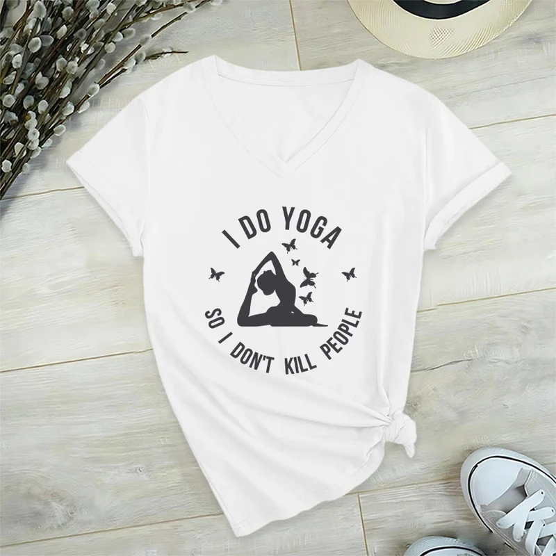 Olivenorma Lustiges Damen-T-Shirt mit V-Ausschnitt und Schmetterlings-Halbmond-Textgrafik „Ich mache Yoga“
