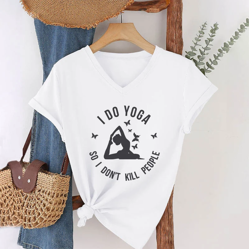 Olivenorma Lustiges Damen-T-Shirt mit V-Ausschnitt und Schmetterlings-Halbmond-Textgrafik „Ich mache Yoga“