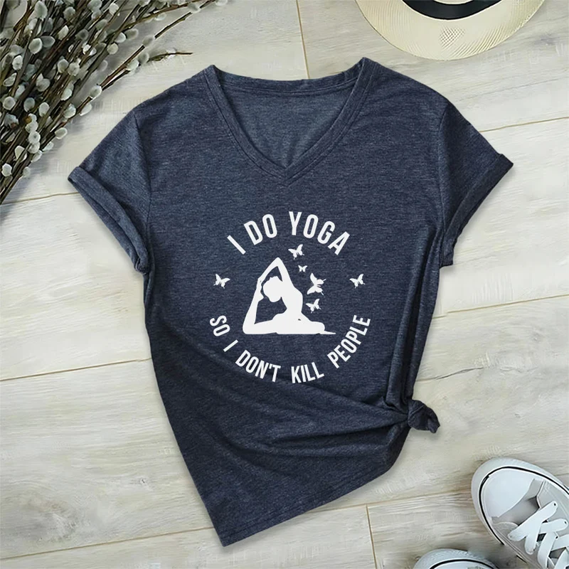 Olivenorma Lustiges Damen-T-Shirt mit V-Ausschnitt und Schmetterlings-Halbmond-Textgrafik „Ich mache Yoga“