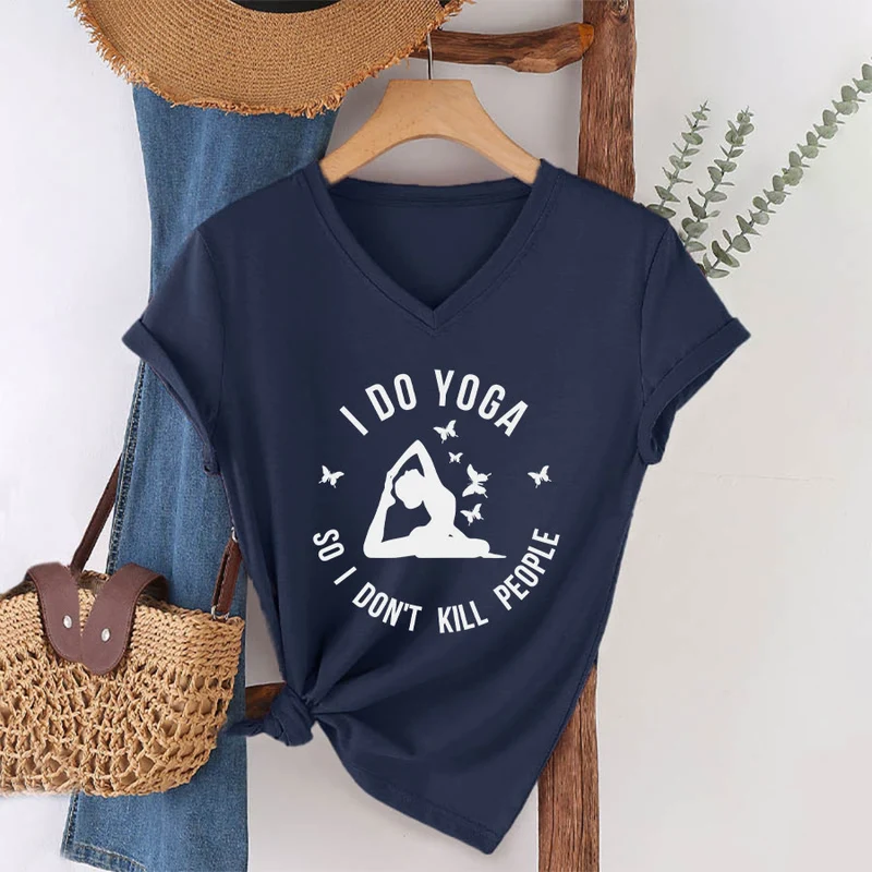 Olivenorma Lustiges Damen-T-Shirt mit V-Ausschnitt und Schmetterlings-Halbmond-Textgrafik „Ich mache Yoga“