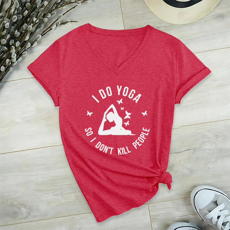 Olivenorma Lustiges Damen-T-Shirt mit V-Ausschnitt und Schmetterlings-Halbmond-Textgrafik „Ich mache Yoga“