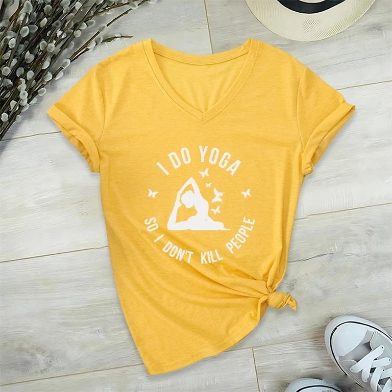 Olivenorma Lustiges Damen-T-Shirt mit V-Ausschnitt und Schmetterlings-Halbmond-Textgrafik „Ich mache Yoga“