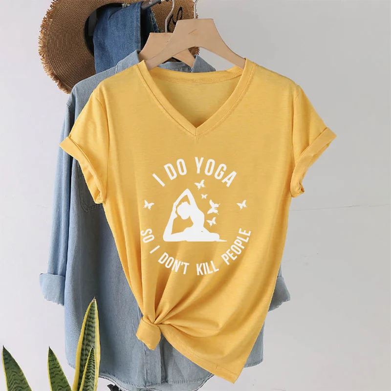 Olivenorma Lustiges Damen-T-Shirt mit V-Ausschnitt und Schmetterlings-Halbmond-Textgrafik „Ich mache Yoga“