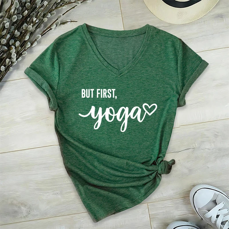Olivenorma But First Yoga Heart Accent Cursive Text Graphic Damen-T-Shirt mit V-Ausschnitt