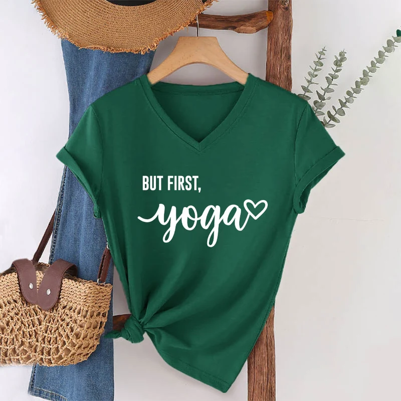 Olivenorma But First Yoga Heart Accent Cursive Text Graphic Damen-T-Shirt mit V-Ausschnitt