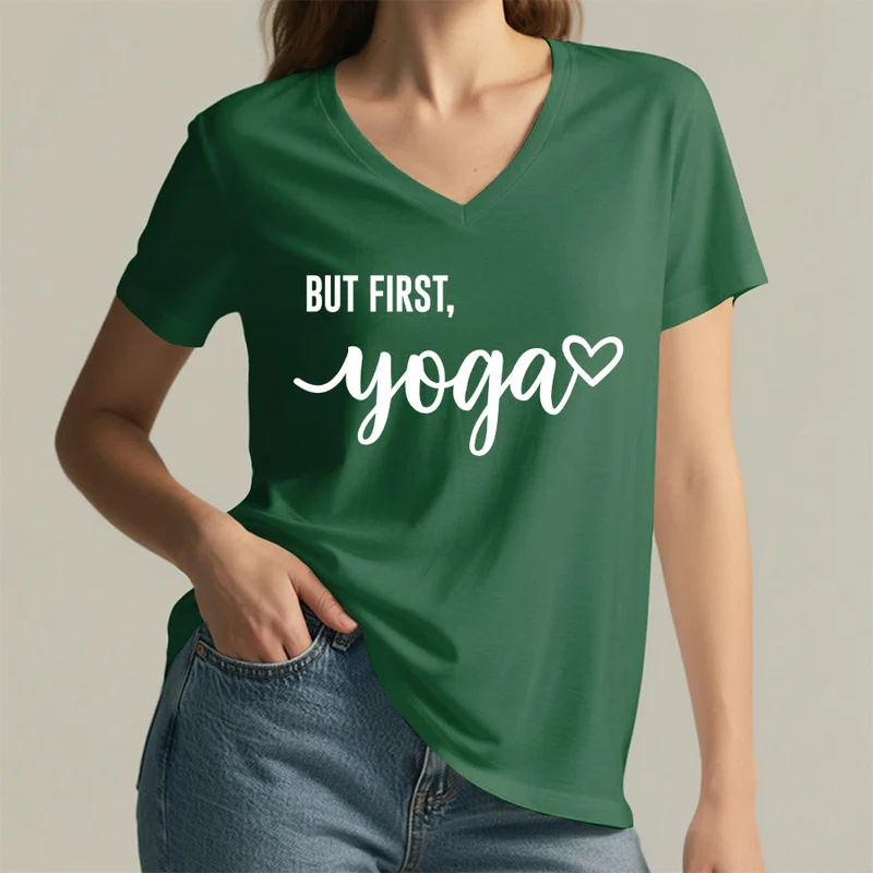 Olivenorma But First Yoga Heart Accent Cursive Text Graphic Damen-T-Shirt mit V-Ausschnitt