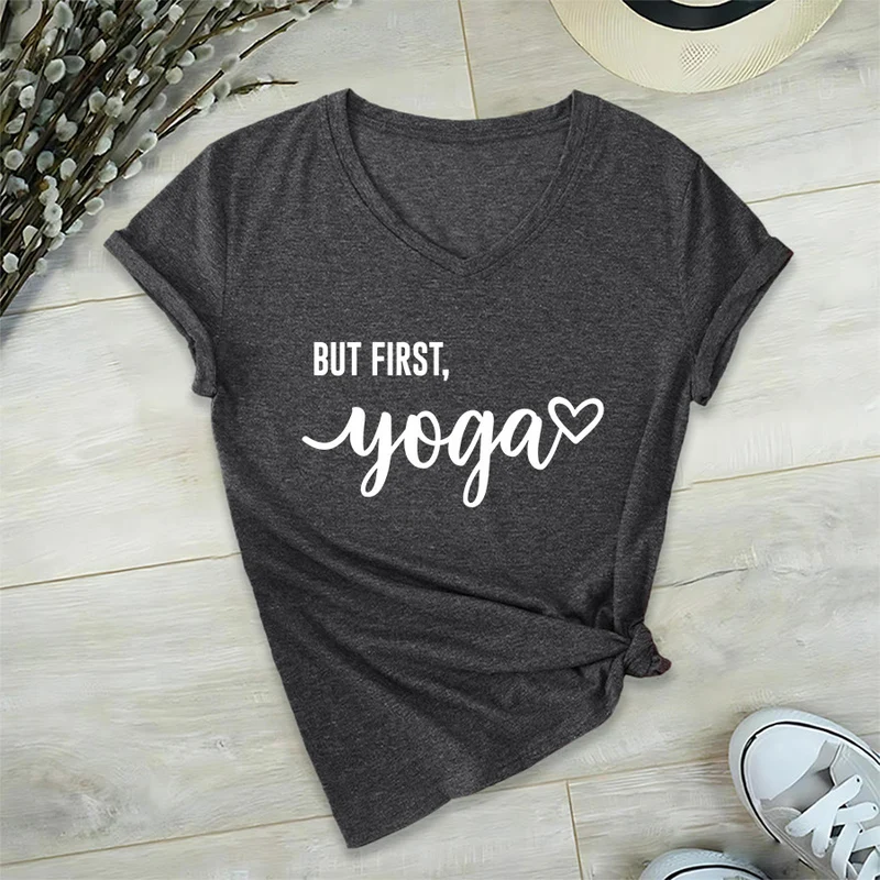 Olivenorma But First Yoga Heart Accent Cursive Text Graphic Damen-T-Shirt mit V-Ausschnitt