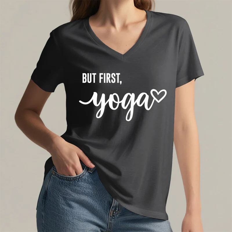 Olivenorma But First Yoga Heart Accent Cursive Text Graphic Damen-T-Shirt mit V-Ausschnitt