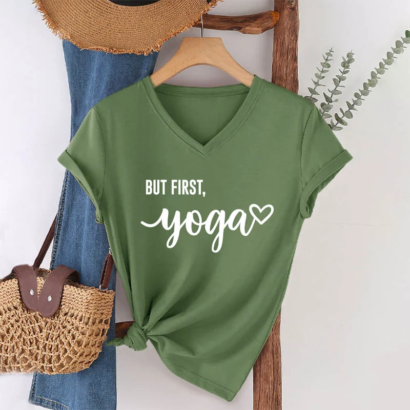 Olivenorma But First Yoga Heart Accent Cursive Text Graphic Damen-T-Shirt mit V-Ausschnitt