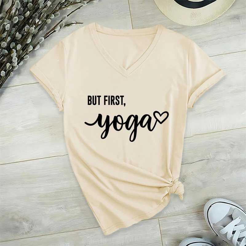 Olivenorma But First Yoga Heart Accent Cursive Text Graphic Damen-T-Shirt mit V-Ausschnitt
