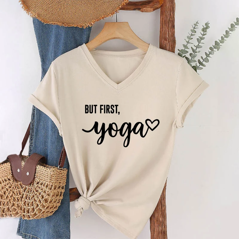Olivenorma But First Yoga Heart Accent Cursive Text Graphic Damen-T-Shirt mit V-Ausschnitt
