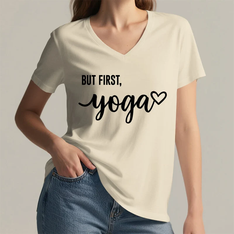 Olivenorma But First Yoga Heart Accent Cursive Text Graphic Damen-T-Shirt mit V-Ausschnitt