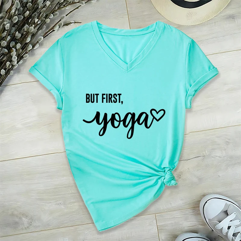 Olivenorma But First Yoga Heart Accent Cursive Text Graphic Damen-T-Shirt mit V-Ausschnitt