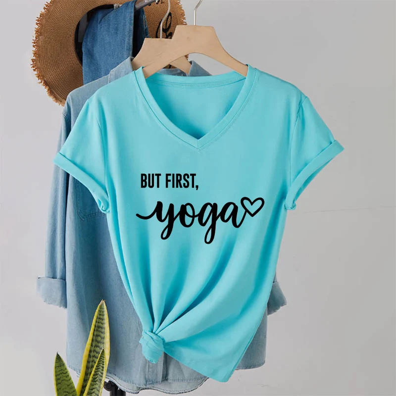 Olivenorma But First Yoga Heart Accent Cursive Text Graphic Damen-T-Shirt mit V-Ausschnitt
