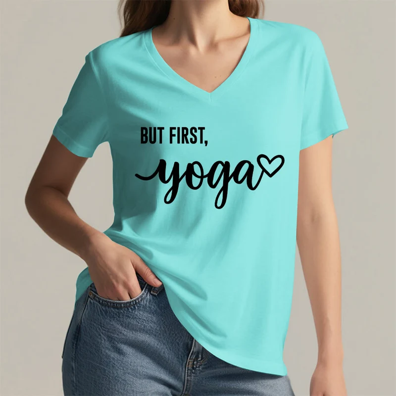 Olivenorma But First Yoga Heart Accent Cursive Text Graphic Damen-T-Shirt mit V-Ausschnitt