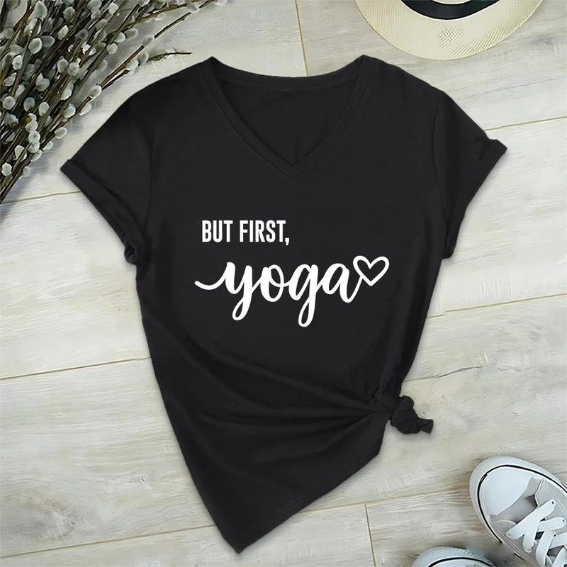 Olivenorma But First Yoga Heart Accent Cursive Text Graphic Damen-T-Shirt mit V-Ausschnitt