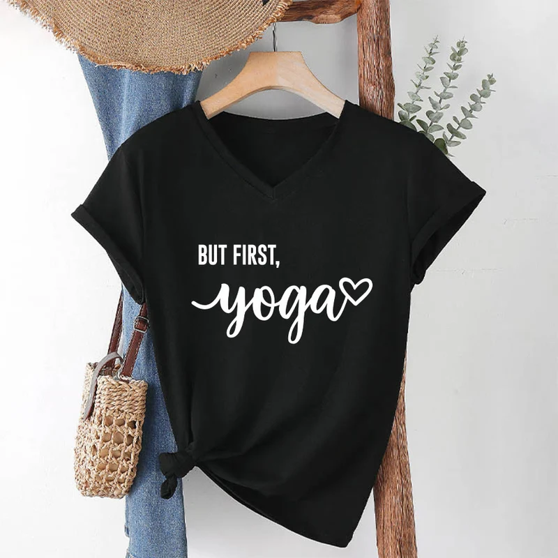 Olivenorma But First Yoga Heart Accent Cursive Text Graphic Damen-T-Shirt mit V-Ausschnitt