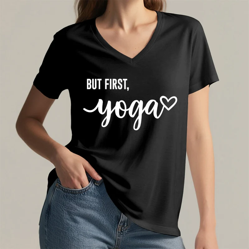 Olivenorma But First Yoga Heart Accent Cursive Text Graphic Damen-T-Shirt mit V-Ausschnitt