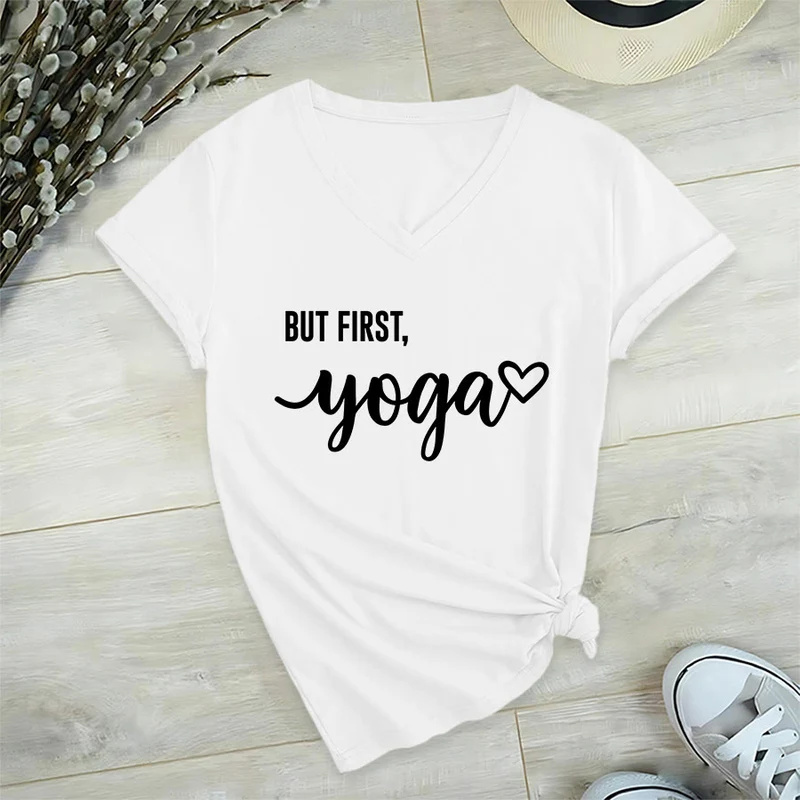 Olivenorma But First Yoga Heart Accent Cursive Text Graphic Damen-T-Shirt mit V-Ausschnitt