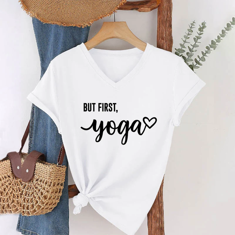 Olivenorma But First Yoga Heart Accent Cursive Text Graphic Damen-T-Shirt mit V-Ausschnitt