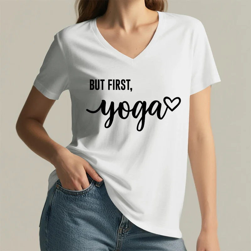 Olivenorma But First Yoga Heart Accent Cursive Text Graphic Damen-T-Shirt mit V-Ausschnitt