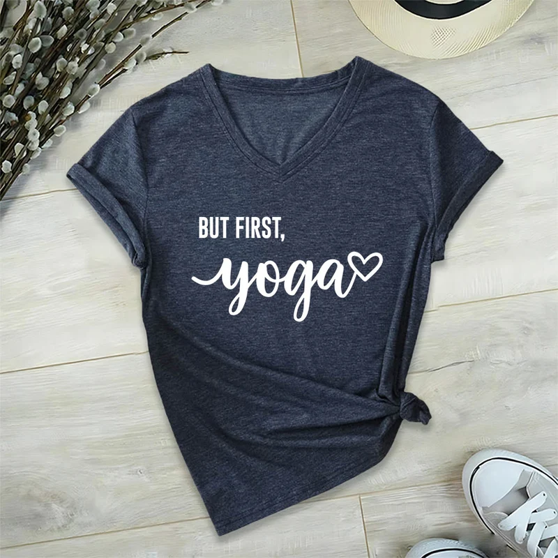 Olivenorma But First Yoga Heart Accent Cursive Text Graphic Damen-T-Shirt mit V-Ausschnitt