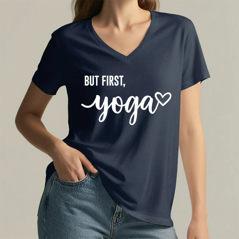 Olivenorma But First Yoga Heart Accent Cursive Text Graphic Damen-T-Shirt mit V-Ausschnitt