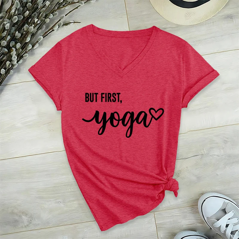Olivenorma But First Yoga Heart Accent Cursive Text Graphic Damen-T-Shirt mit V-Ausschnitt