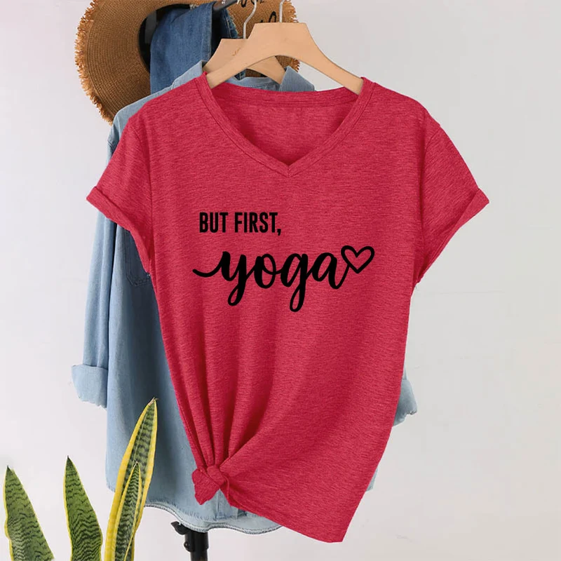 Olivenorma But First Yoga Heart Accent Cursive Text Graphic Damen-T-Shirt mit V-Ausschnitt